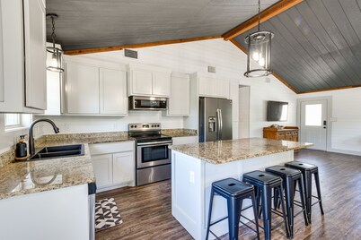 Pet-friendly Texas Home w/ Furnished Patio & Grill