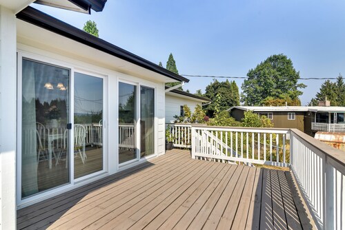 Serene Forest Grove Home w/ Deck & Stunning Views!