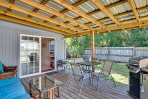 Outdoor dining - Crescent City Vacation Rental: Near St Johns River (Crescent City)