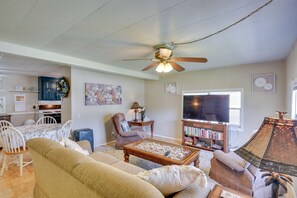 Living area - Crescent City Vacation Rental: Near St Johns River (Crescent City)