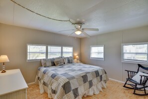 2 bedrooms, bed sheets - Crescent City Vacation Rental: Near St Johns River (Crescent City)