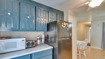 Microwave, oven, stovetop, cookware/dishes/utensils