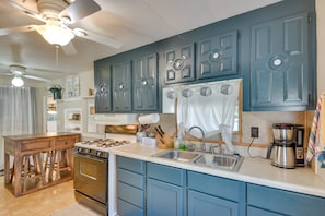 Microwave, oven, stovetop, cookware/dishes/utensils - Crescent City Vacation Rental: Near St Johns River (Crescent City)