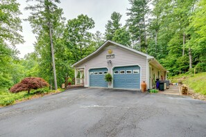 Apartment (1 Bedroom) | Interior - Creekside Hendersonville Haven: Hot Tub & Fire Pit (Hendersonville)