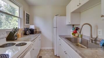 Cottage (2 Bedrooms) | Dapur peribadi | Ketuhar gelombang mikro, ketuhar, dapur, mesin basuh pinggan mangkuk