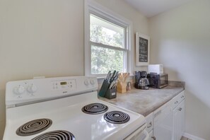 Cottage (2 Bedrooms) | Interior - Quiet Charlottesville Hideaway in Baileys Retreat! (Charlottesville)