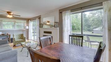 Cottage (2 Bedrooms) | In-room dining