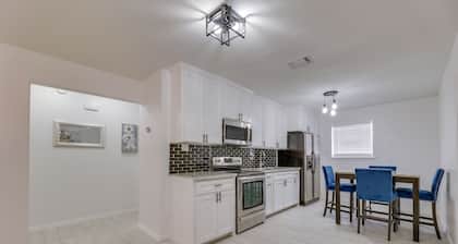 Modern Home in Edinburg: Half-mi Walk to Utrgv!