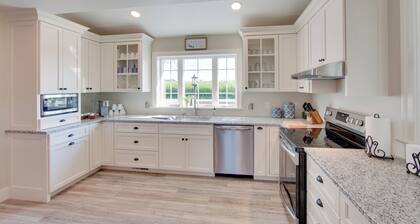 Patio & Yard: Newly Built Retreat in Ronks!