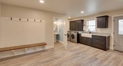 Patio & Yard: Newly Built Retreat in Ronks!