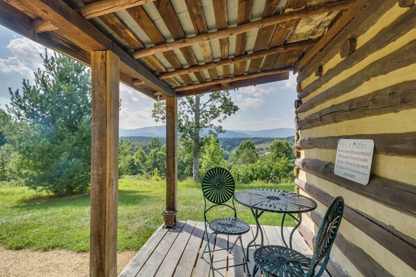 Apartment (0 Bedroom) | Interior - Rustic Bailey's Retreat Cabin Near Wineries! (Charlottesville)