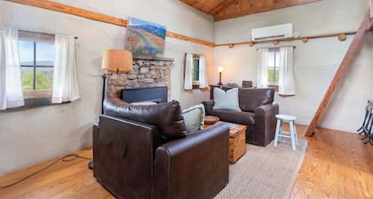 Rustic Bailey's Retreat Cabin Near Wineries!