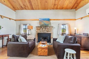 Apartment (0 Bedroom) | Interior - Rustic Bailey's Retreat Cabin Near Wineries! (Charlottesville)