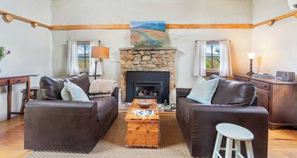 Rustic Bailey's Retreat Cabin Near Wineries!