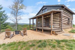 Front of property - Rustic Bailey's Retreat Cabin Near Wineries! (Charlottesville)
