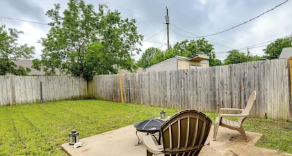 3 Mi to Dtwn: Waxahachie Townhome w/ Fire Pit
