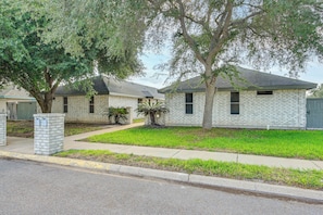 Un barrio residencial con casas, aceras y una calle.