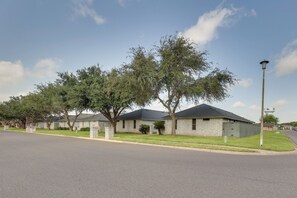 Apartment (2 Bedrooms) | Interior - Welcoming Edinburg Apartment - Pet Friendly! (Edinburg)