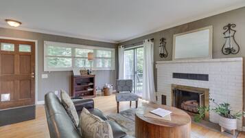 Cottage (2 Bedrooms) | Ruang tamu | Pendiangan