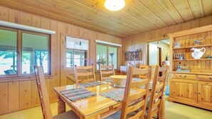 Un intérieur en bois comprenant une table à manger, des chaises et un buffet.