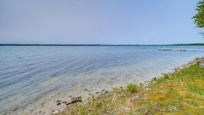 Un lac aux eaux limpides, avec une jetée qui s’avance sur l’eau.