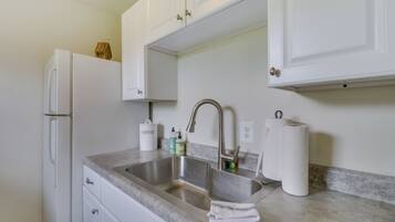 Cottage (2 Bedrooms) | Private kitchen | Microwave, oven, stovetop, dishwasher