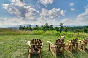 Interior - Cozy Charlottesville Getaway in Bailey's Retreat (Charlottesville)
