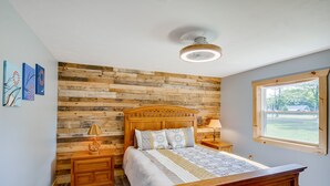 Nhà (3 Bedrooms) | 3 phòng ngủ, khu vực làm việc phù hợp cho laptop, bộ trải giường 