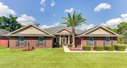 Pensacola Home w/ Private Lanai, 9 Mi to Downtown!