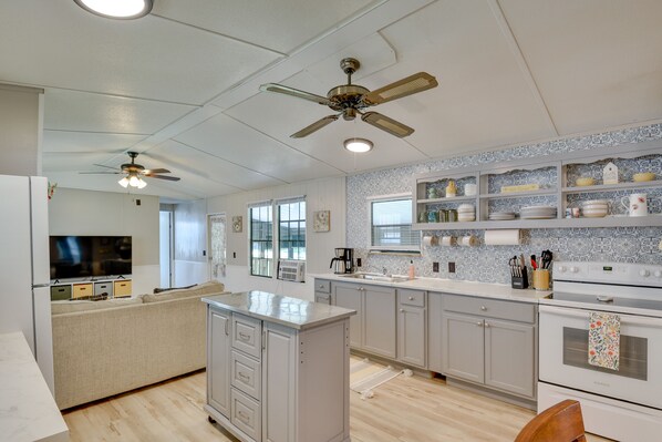 Microwave, oven, stovetop, paper towels - Crescent City Home w/ Patio, Near St Johns River! (Crescent City)