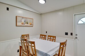 Dining - Crescent City Home w/ Patio, Near St Johns River! (Crescent City)