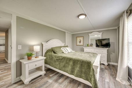 Interior. Kentucky Vacation Rental: Half-mi to Mammoth Cave!