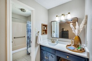 A bathroom with a shower, toilet, vanity with a mirror, and a sink. - Home 1 Mi to Historic Gingerbread District & Dtwn! (Waxahachie)