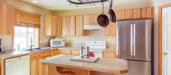 Montana Vacation Rental: 32 Mi to Yellowstone!