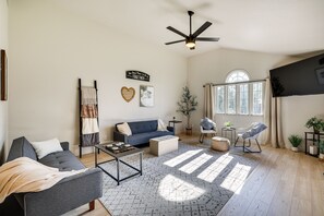 TV, fireplace, books - Holiday Island Home w/ Screened-in Deck & Fire Pit (Eureka Springs)