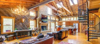 Serene Pacific Getaway: Deck, Grill & Fire Pit!