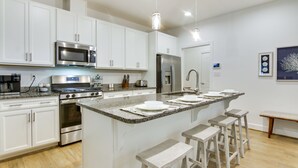 Microwave, oven, stovetop, dishwasher - Family-friendly Frankford Townhome With Game Room! (Millville)