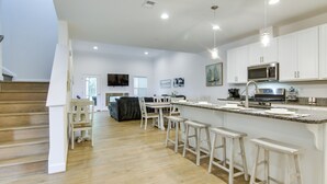 Microwave, oven, stovetop, dishwasher - Family-friendly Frankford Townhome With Game Room! (Millville)