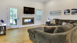 Living area - Family-friendly Frankford Townhome With Game Room! (Millville)