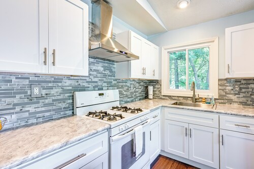 Au Gres Vacation Rental Cabin < 1 Mi to Lake Huron