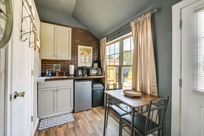 Interior - Brownsville Studio Cottage - Walk to Mammoth Cave! (Brownsville)