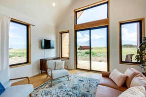 Interior - Yellowstone Prairie Retreat: 360 Mountain Views! (Emigrant)