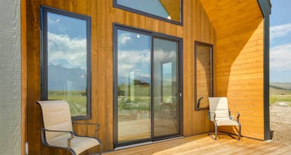 Yellowstone Prairie Retreat: 360 Mountain Views!