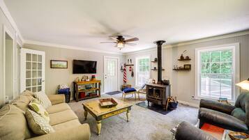 Cottage (2 Bedrooms) | Area keluarga | TV dan buku