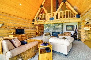 獨棟房屋 (4 Bedrooms) | 起居區 | 電視、壁爐