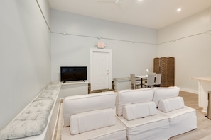 Living area - 2 Mi to Dtwn: Pet-friendly Scranton Studio (Scranton)