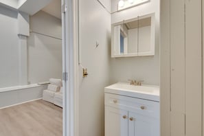 Bathroom - 2 Mi to Dtwn: Pet-friendly Scranton Studio (Scranton)