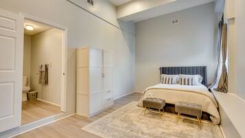 Iron/ironing board, bed sheets