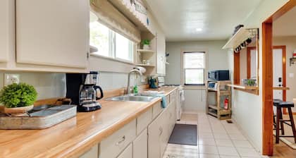 Henderson Vacation Rental < 1 Mi to Norfork Lake!