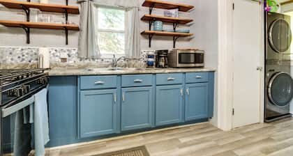 Pet-friendly Michigan Getaway w/ Porch & Kayaks!